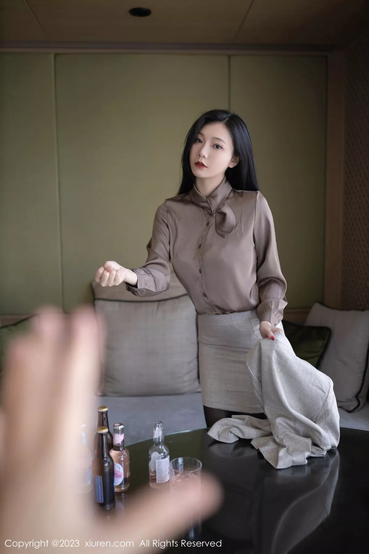 秀人集.com_[XiuRen秀人网]No.6951_模特安然anran灰色职业Ol装露红色蕾丝内衣秀曼妙身姿诱惑写真79P