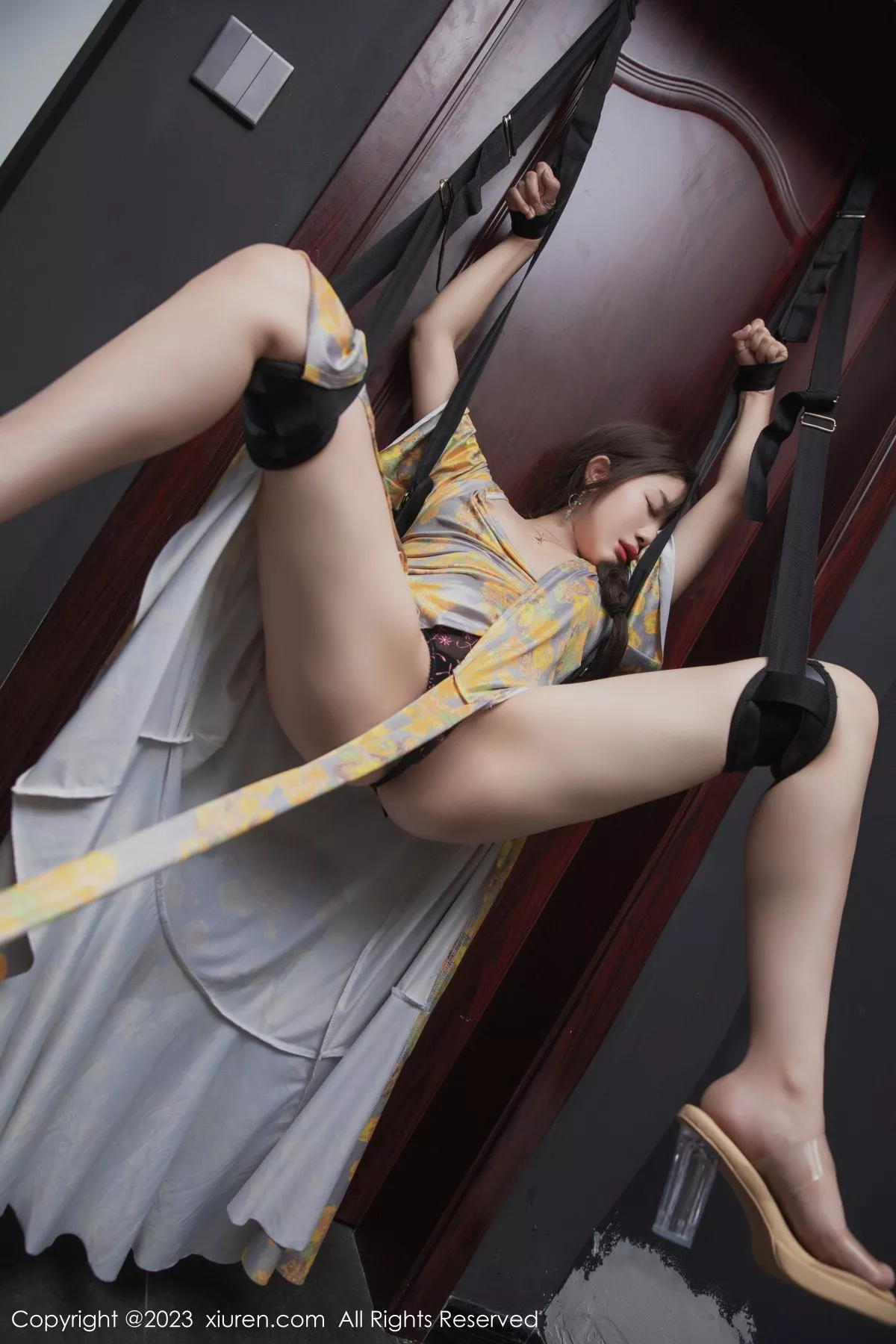 秀人集.com_[XiuRen秀人网]No.6949_模特严利娅Yuliya性感黄灰色睡裙半撩秀翘臀美腿惹火诱惑写真84P