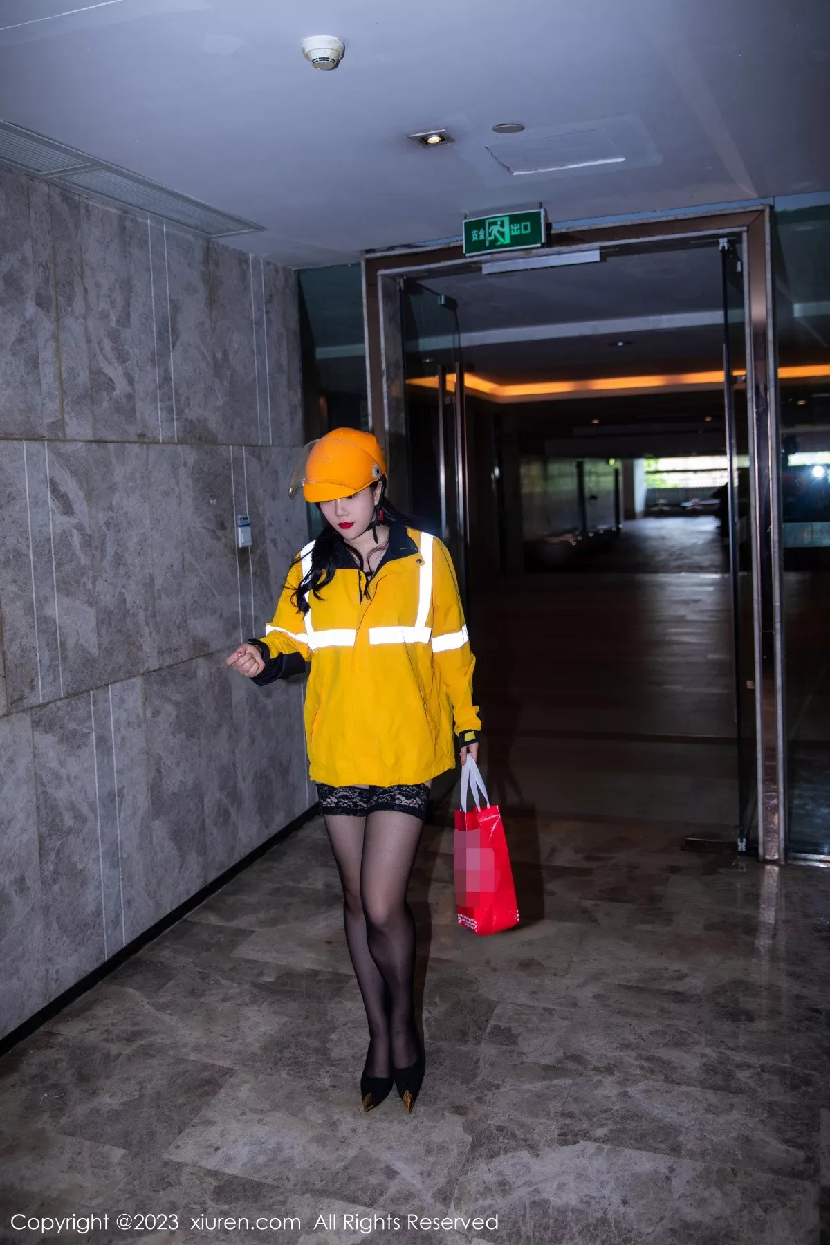 秀人集.com_[XiuRen秀人网]No.7093_模特王婉悠Queen黑色情趣蕾丝配黑丝吊袜秀丰腴身姿诱惑写真91P