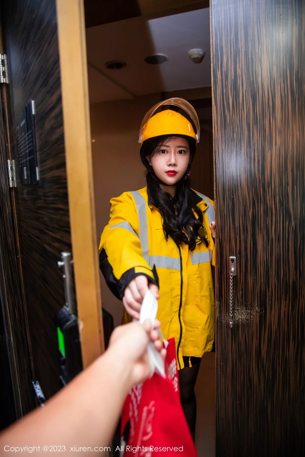 秀人集.com_[XiuRen秀人网]No.7093_模特王婉悠Queen黑色情趣蕾丝配黑丝吊袜秀丰腴身姿诱惑写真91P