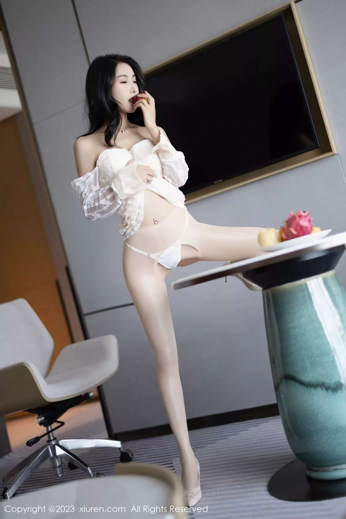 秀人集.com_[XiuRen秀人网]No.6974_模特苏苏阿性感白色比基尼服饰配开档肉丝秀曼妙身姿诱惑写真81P