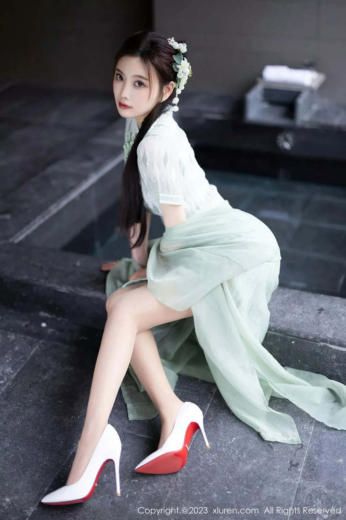 秀人集.com_[XiuRen秀人网]No.6983_女神杨晨晨Yome性感淡绿旗袍服配原色丝袜秀丰腴身材诱惑写真84P