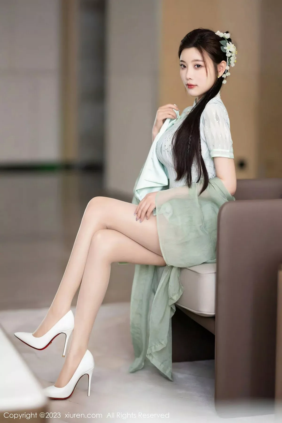 秀人集.com_[XiuRen秀人网]No.6983_女神杨晨晨Yome性感淡绿旗袍服配原色丝袜秀丰腴身材诱惑写真84P