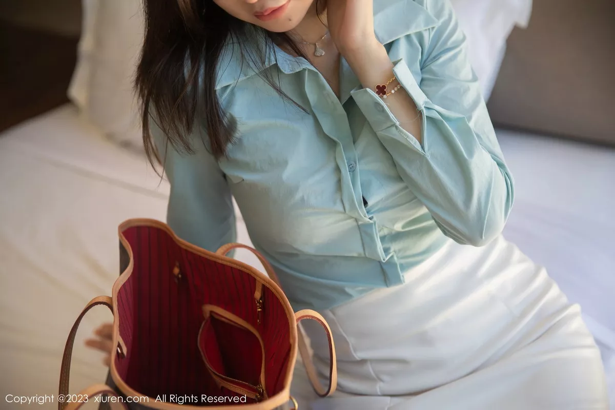 秀人集.com_[XiuRen秀人网]No.7152_女神绮里嘉ula性感紫色蕾丝内衣配开档黑丝秀完美身材诱惑写真80P