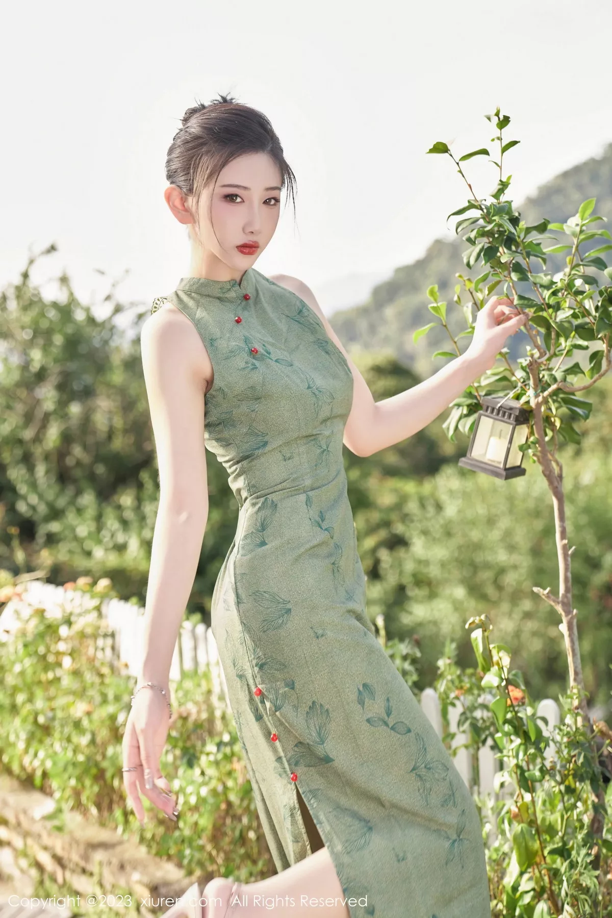 秀人集.com_[XiuRen秀人网]No.7181_模特沈青黛私房性感翠绿旗袍服饰半脱秀曼妙身姿撩人诱惑写真98P