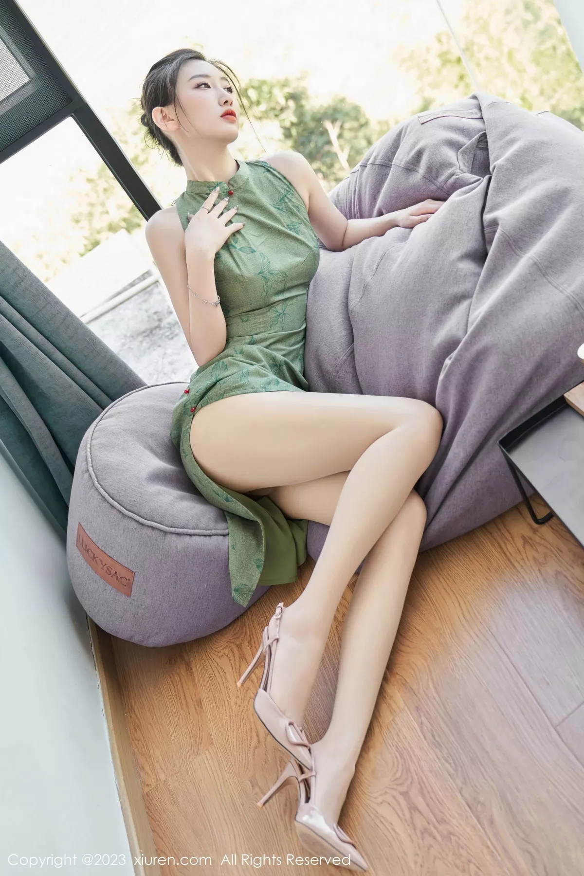 秀人集.com_[XiuRen秀人网]No.7181_模特沈青黛私房性感翠绿旗袍服饰半脱秀曼妙身姿撩人诱惑写真98P