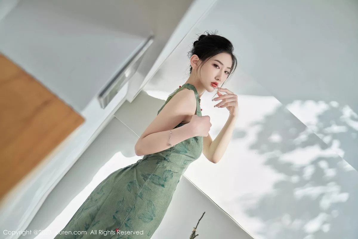 秀人集.com_[XiuRen秀人网]No.7181_模特沈青黛私房性感翠绿旗袍服饰半脱秀曼妙身姿撩人诱惑写真98P