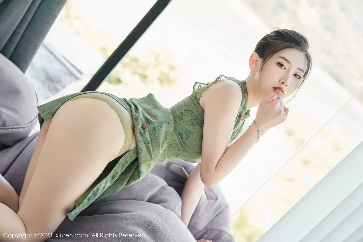 秀人集.com_[XiuRen秀人网]No.7181_模特沈青黛私房性感翠绿旗袍服饰半脱秀曼妙身姿撩人诱惑写真98P