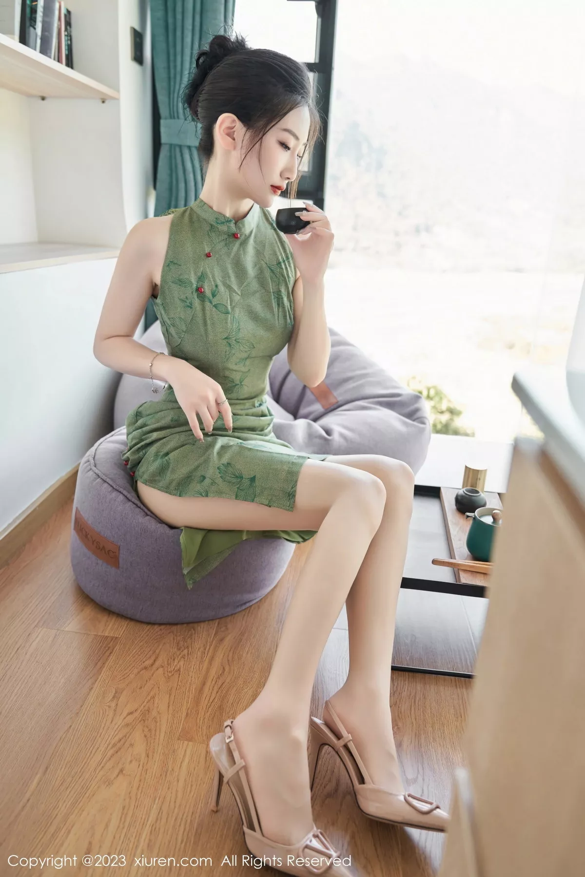 秀人集.com_[XiuRen秀人网]No.7181_模特沈青黛私房性感翠绿旗袍服饰半脱秀曼妙身姿撩人诱惑写真98P