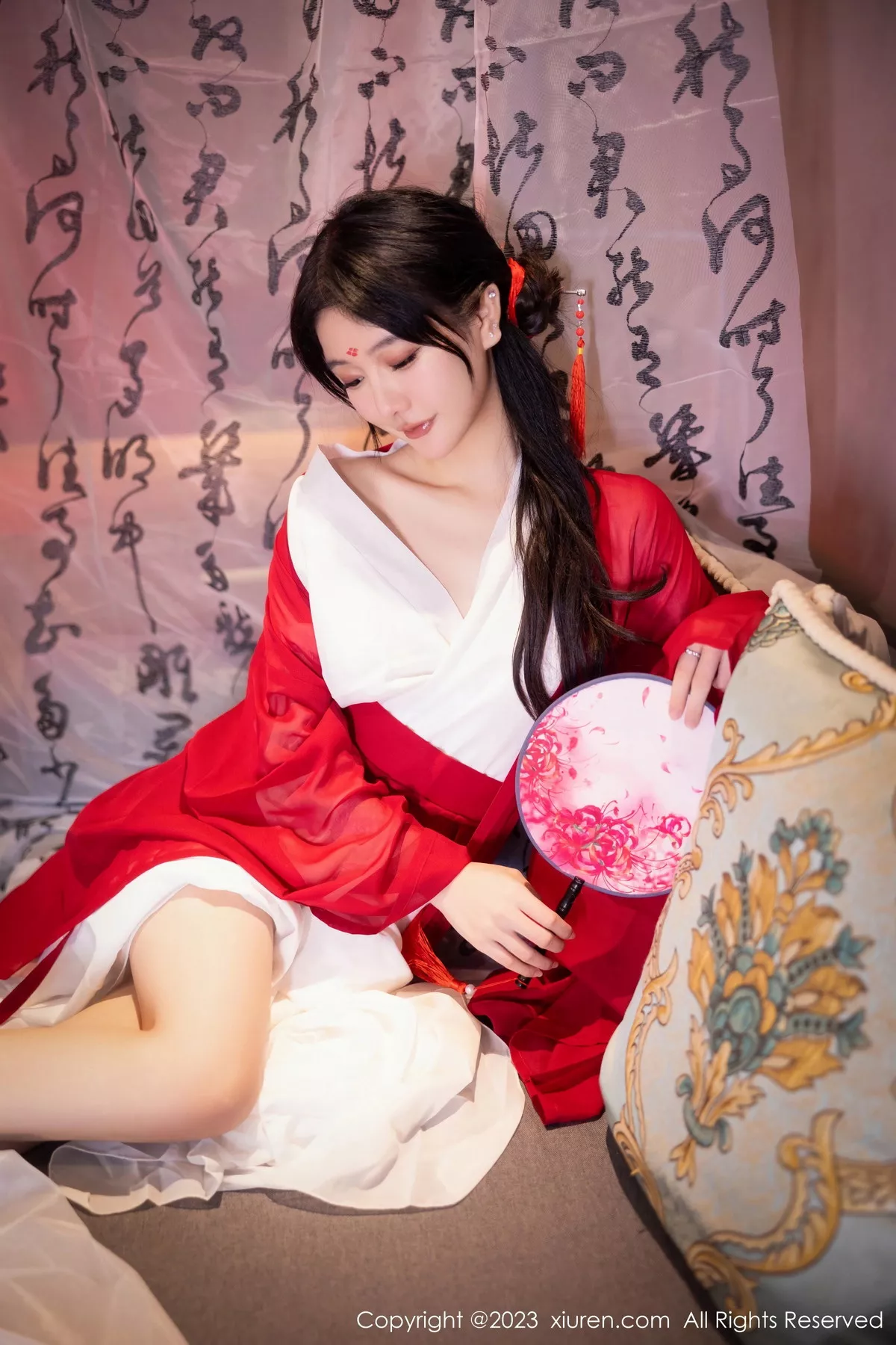 秀人集.com_[XiuRen秀人网]No.7192_模特幼幼私房古风场景性感红色古装服半脱秀完美身材诱惑写真92P