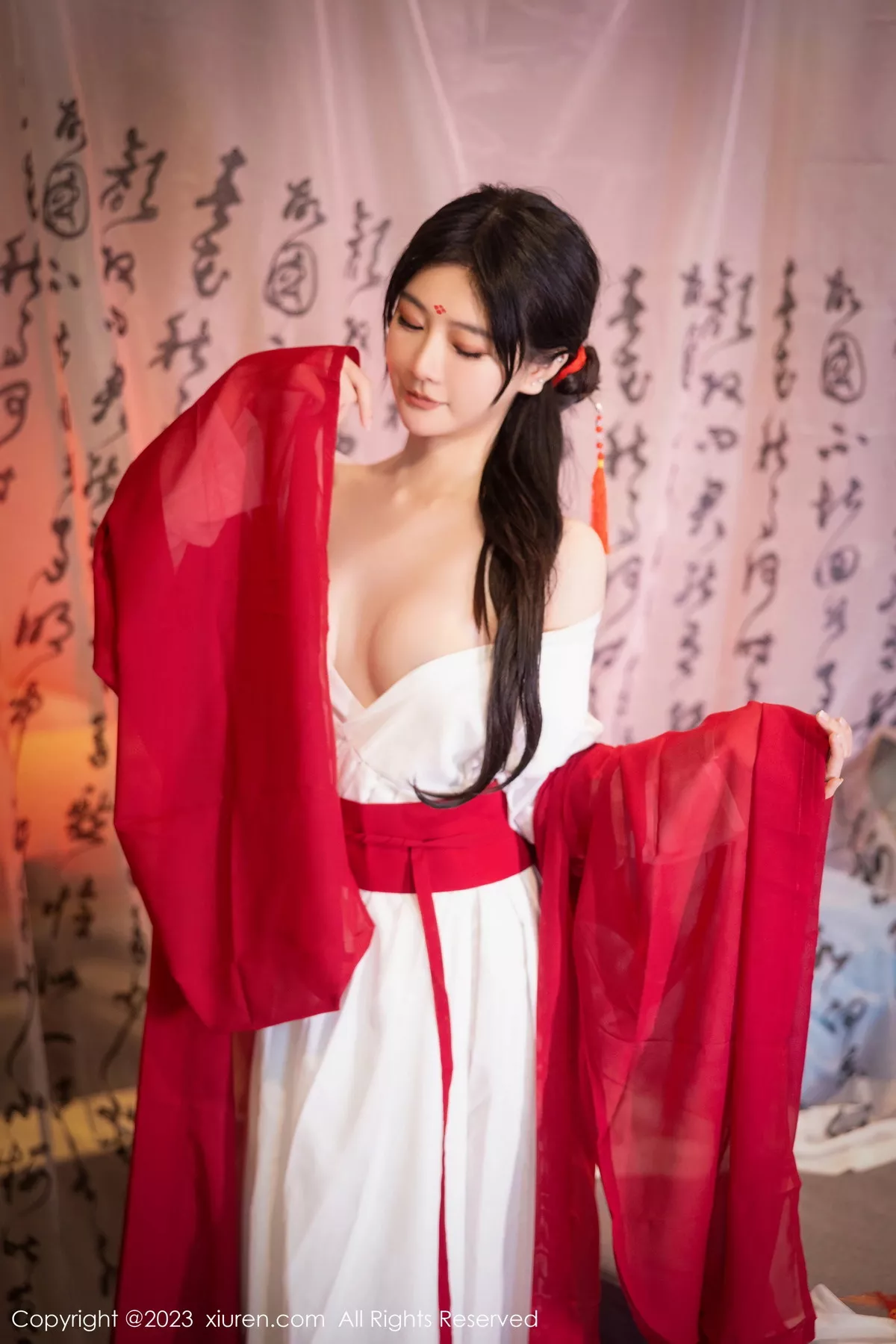 秀人集.com_[XiuRen秀人网]No.7192_模特幼幼私房古风场景性感红色古装服半脱秀完美身材诱惑写真92P