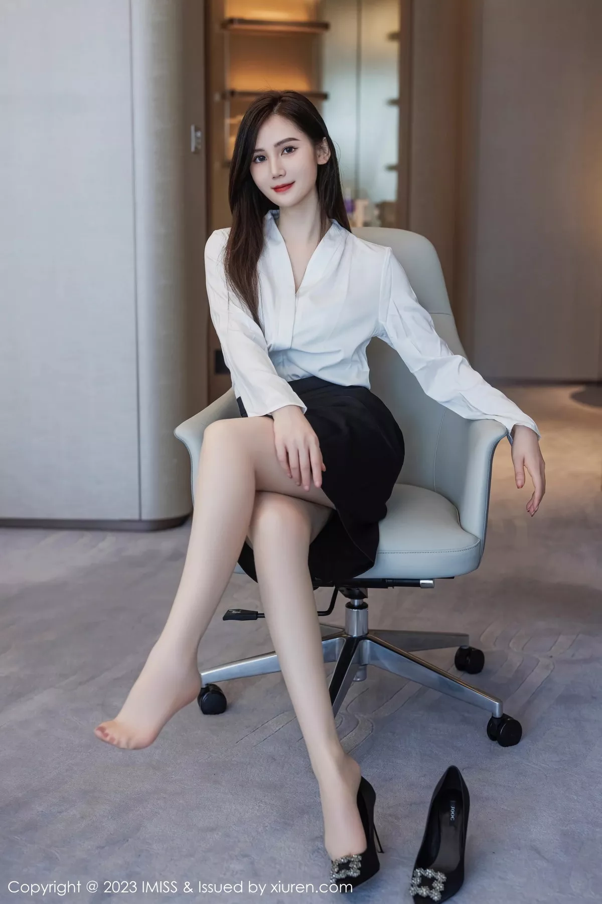 秀人集.com_[IMISS爱蜜社]Vol.739_气质女神SISY思性感黑色Ol装扮露白色内衣配超薄肉丝诱惑写真47P