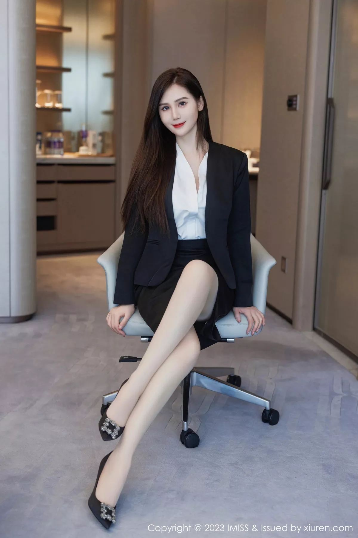 秀人集.com_[IMISS爱蜜社]Vol.739_气质女神SISY思性感黑色Ol装扮露白色内衣配超薄肉丝诱惑写真47P