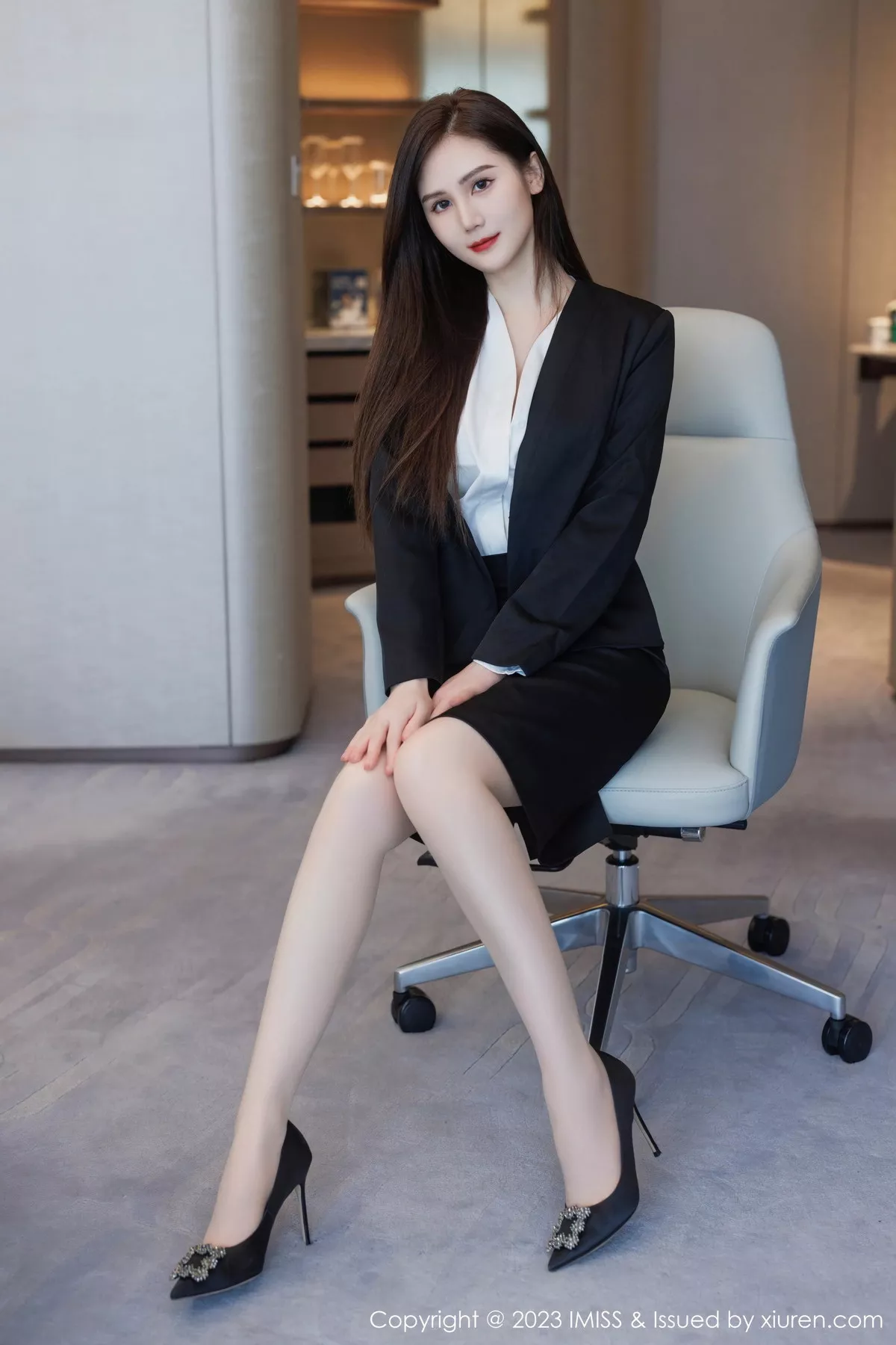 秀人集.com_[IMISS爱蜜社]Vol.739_气质女神SISY思性感黑色Ol装扮露白色内衣配超薄肉丝诱惑写真47P