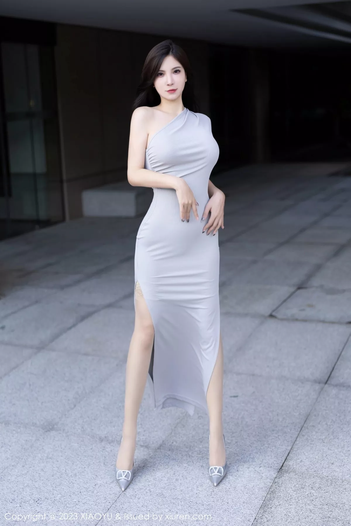 秀人集.com_[XiaoYu画语界]Vol.1074_模特小蛮妖Yummy性感浅灰连衣裙露淡灰蕾丝内衣迷人诱惑写真81P