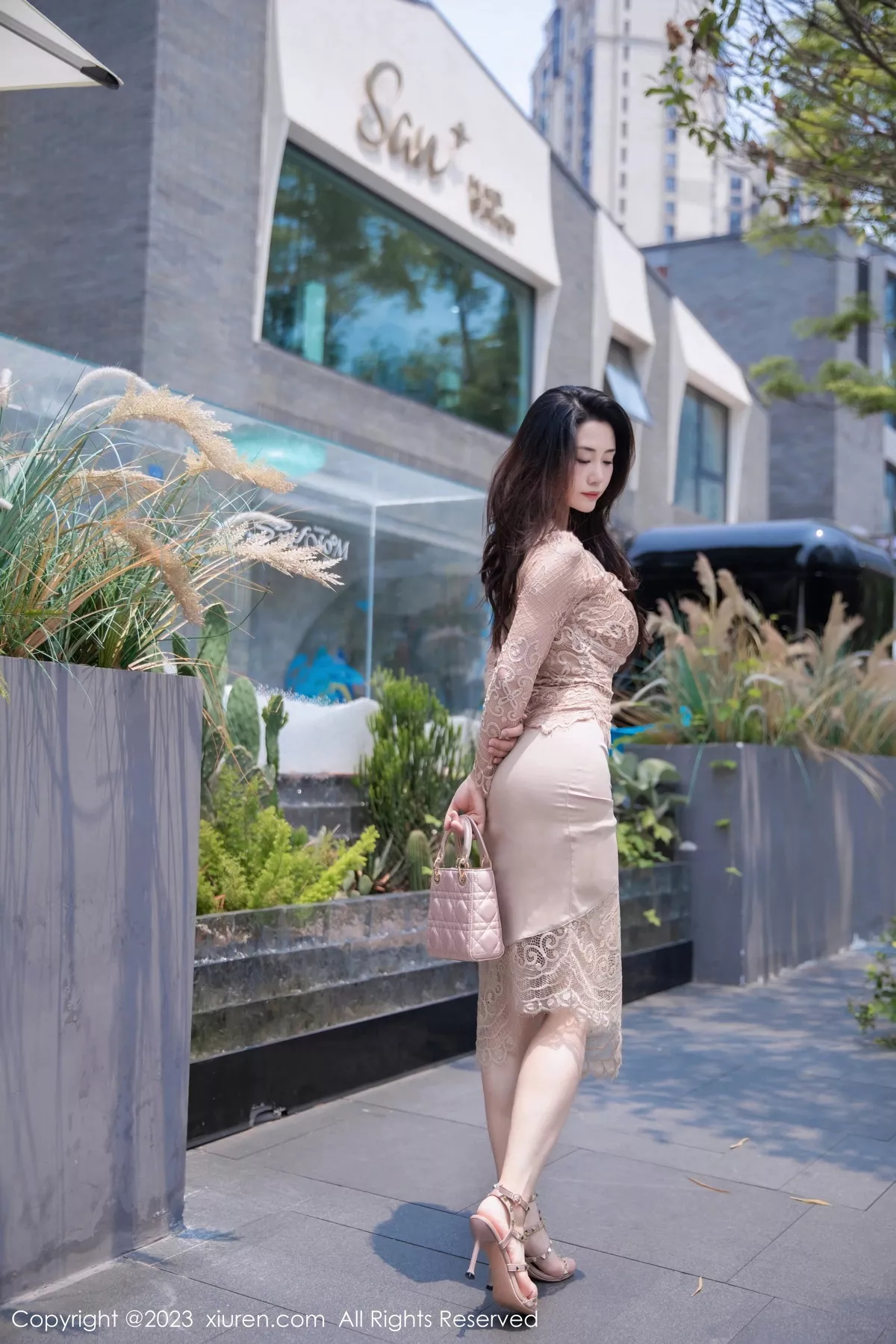 秀人集.com_[XiuRen秀人网]No.7216_模特严利娅Yuliya户外性感杏色低胸连衣长裙秀完美身材诱惑写真89P