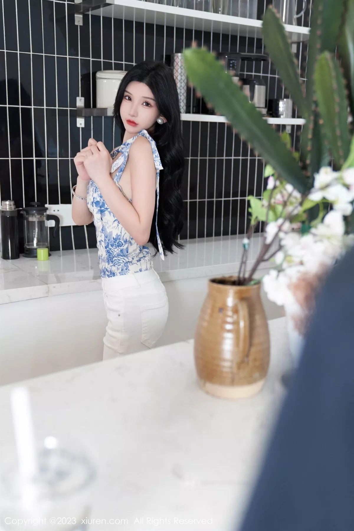 秀人集.com_[XiuRen秀人网]No.7225_女神周于希Sally性感白色短款夏日装配开档肉丝撩人诱惑写真102P