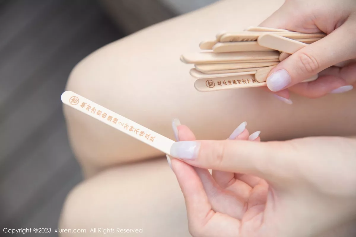 秀人集.com_[XiuRen秀人网]No.7221_模特是小逗逗泳池边性感白色上衣配灰短裙秀曼妙身姿诱惑写真79P