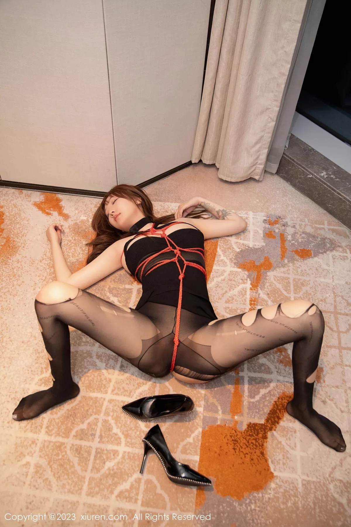 秀人集.com_[XiuRen秀人网]No.7229_模特江真真黑色露肩连衣短裙配超薄黑丝情趣捆绑撩人诱惑写真98P