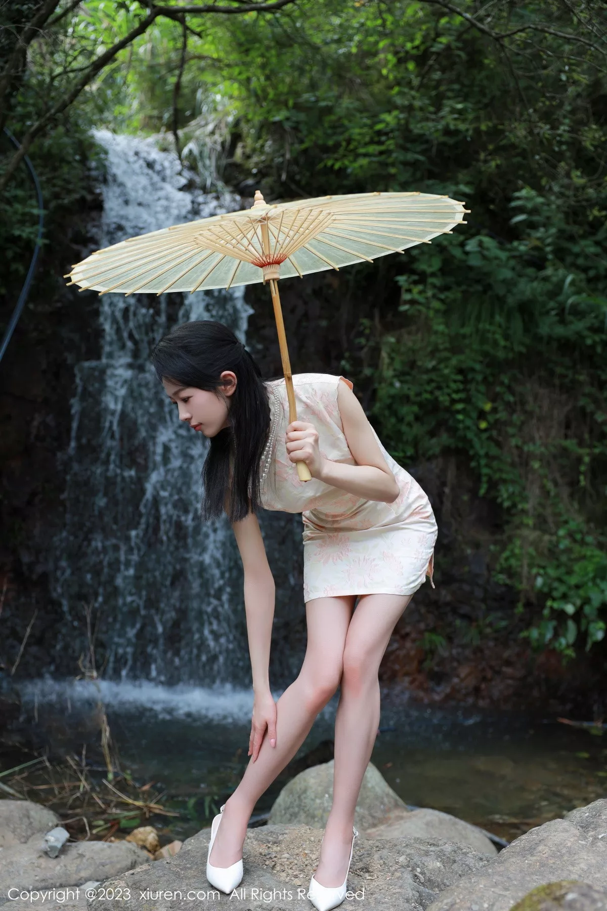 秀人集.com_[XiuRen秀人网]No.7234_模特糖豆sisi户外溪边性感花色旗袍服饰露白色内衣撩人诱惑写真60P