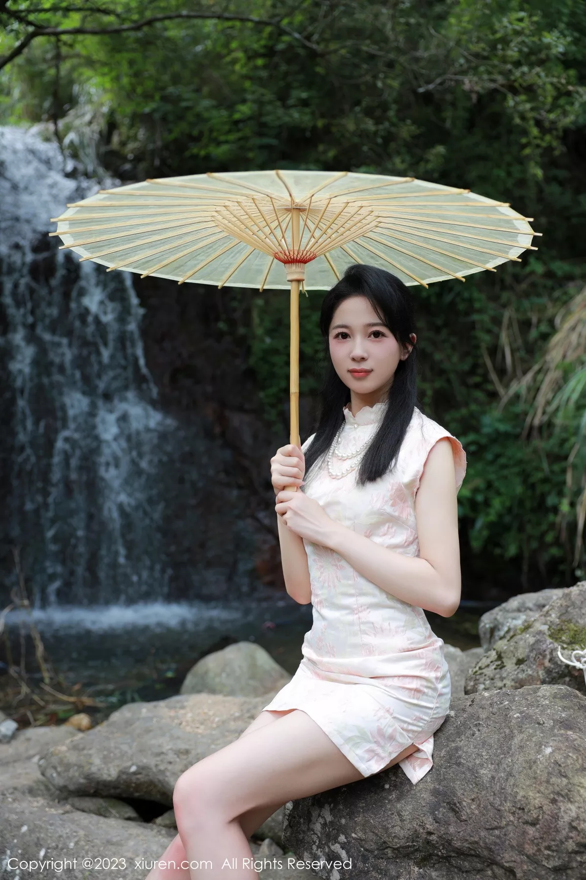 秀人集.com_[XiuRen秀人网]No.7234_模特糖豆sisi户外溪边性感花色旗袍服饰露白色内衣撩人诱惑写真60P