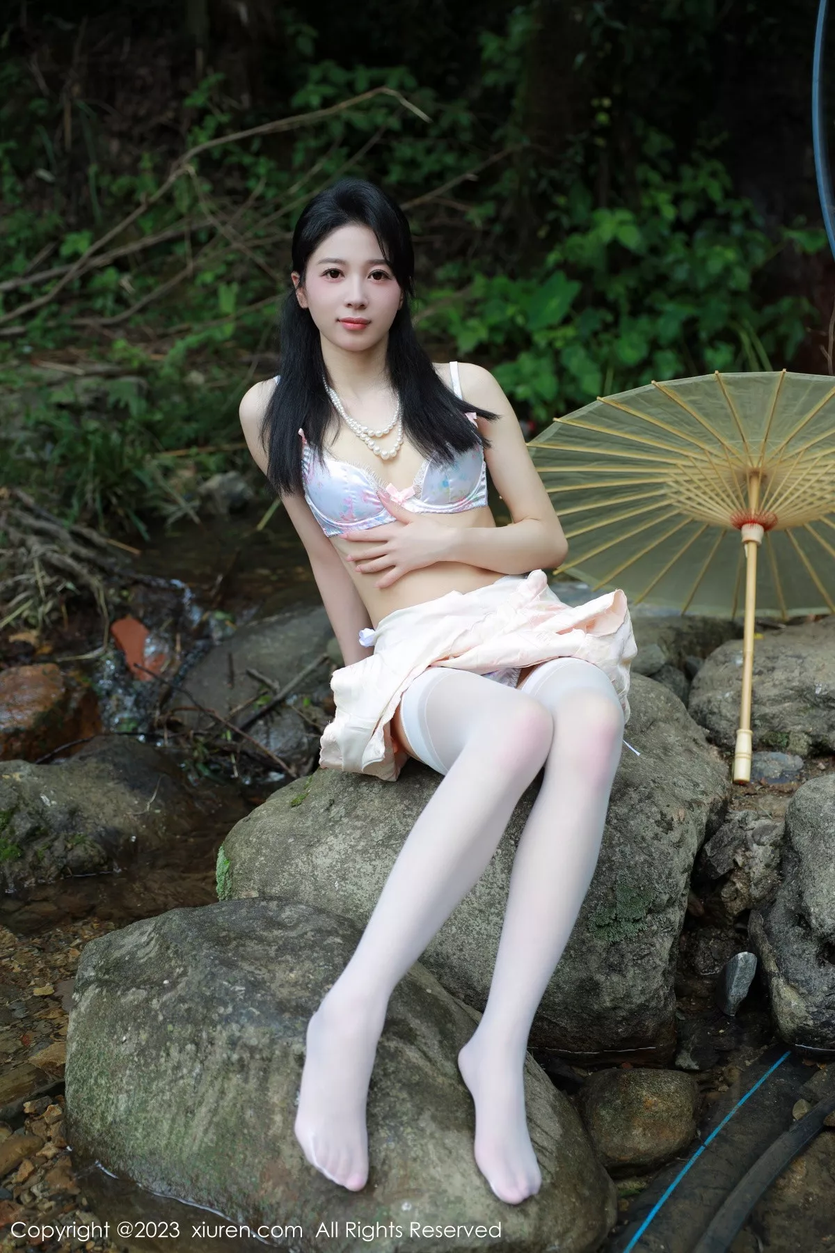 秀人集.com_[XiuRen秀人网]No.7234_模特糖豆sisi户外溪边性感花色旗袍服饰露白色内衣撩人诱惑写真60P