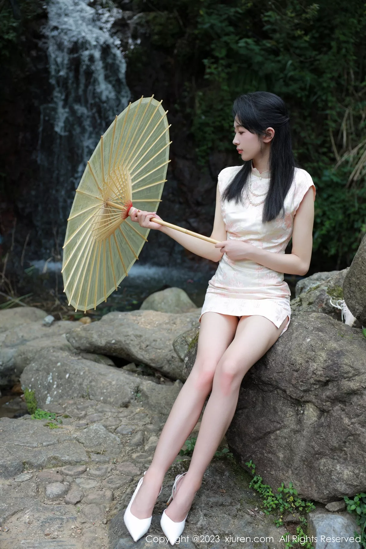 秀人集.com_[XiuRen秀人网]No.7234_模特糖豆sisi户外溪边性感花色旗袍服饰露白色内衣撩人诱惑写真60P