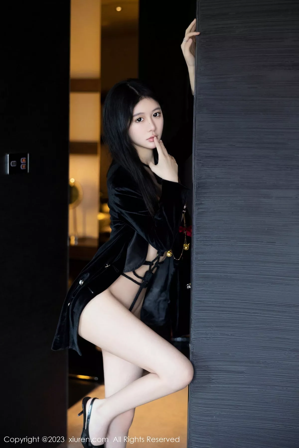 秀人集.com_[XiuRen秀人网]No.7121_模特幼幼脱黑外衣露性感绳式情趣内衣秀火辣身材极致诱惑写真84P