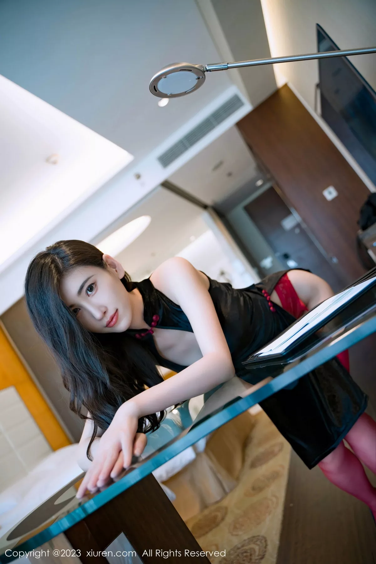 秀人集.com_[XiuRen秀人网]No.7128_模特章芃芃性感黑色情趣旗袍配红丝吊袜秀翘臀美腿撩人诱惑写真73P