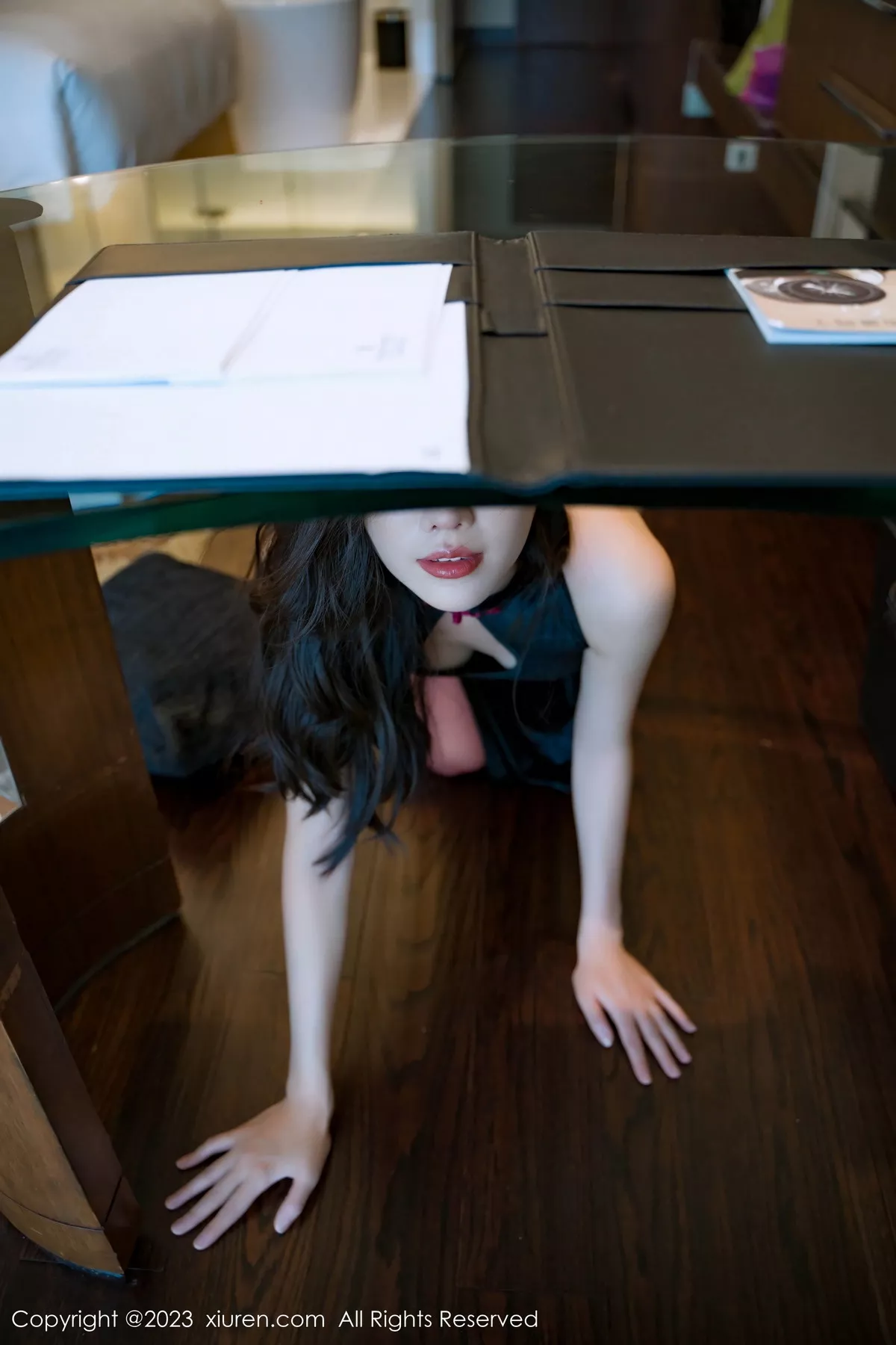 秀人集.com_[XiuRen秀人网]No.7128_模特章芃芃性感黑色情趣旗袍配红丝吊袜秀翘臀美腿撩人诱惑写真73P