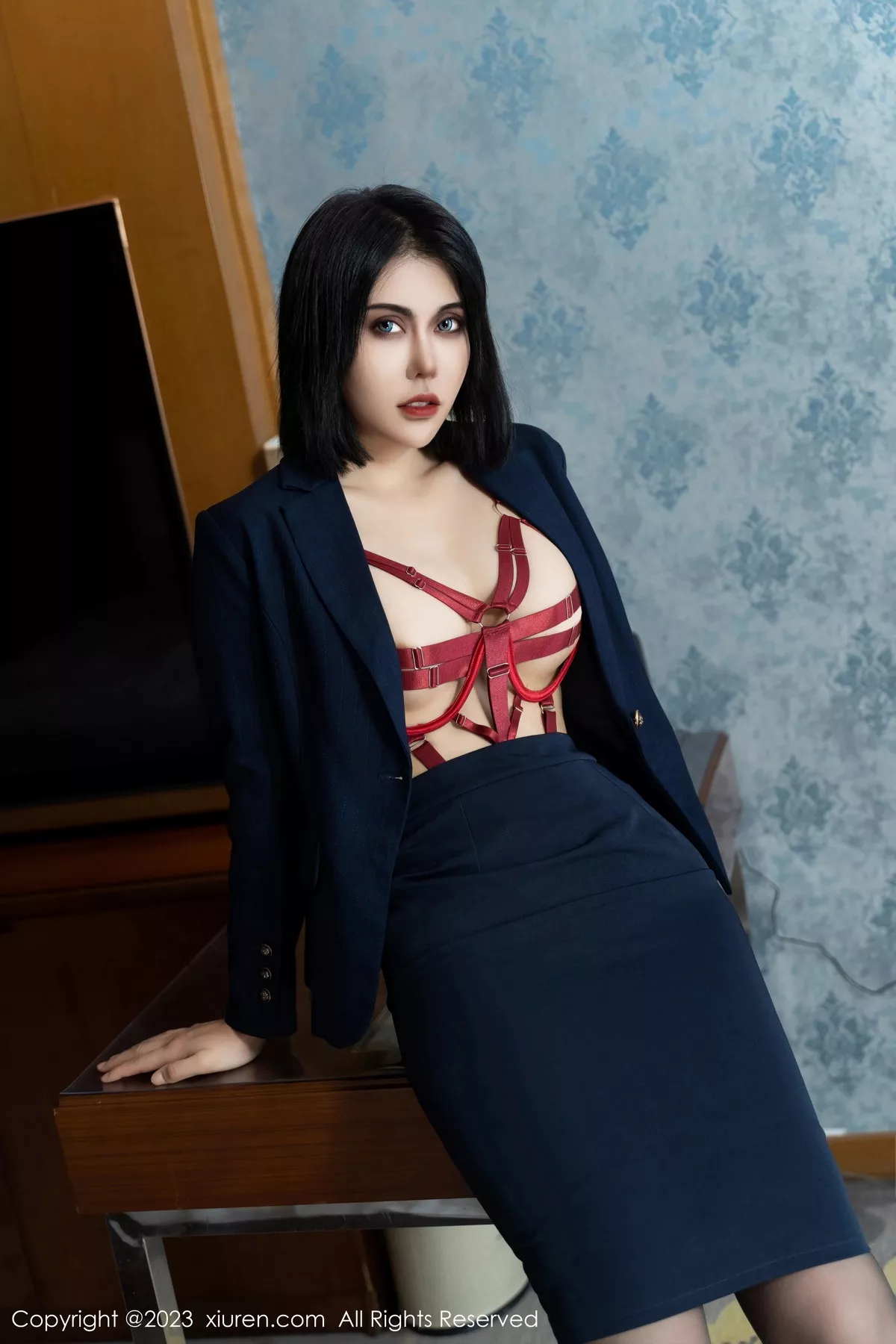 秀人集.com_[XiuRen秀人网]No.7142_模特s纯一半脱黑色套装露性感红色情趣内衣秀完美身材诱惑写真76P