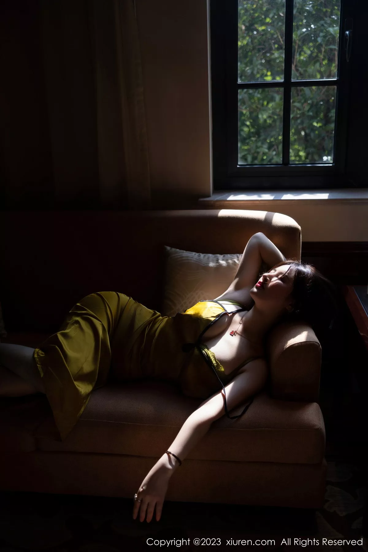 秀人集.com_[XiuRen秀人网]No.7302_模特诗诗kiki性感黄色吊带裙配原色丝袜秀惹火身材完美诱惑写真83P