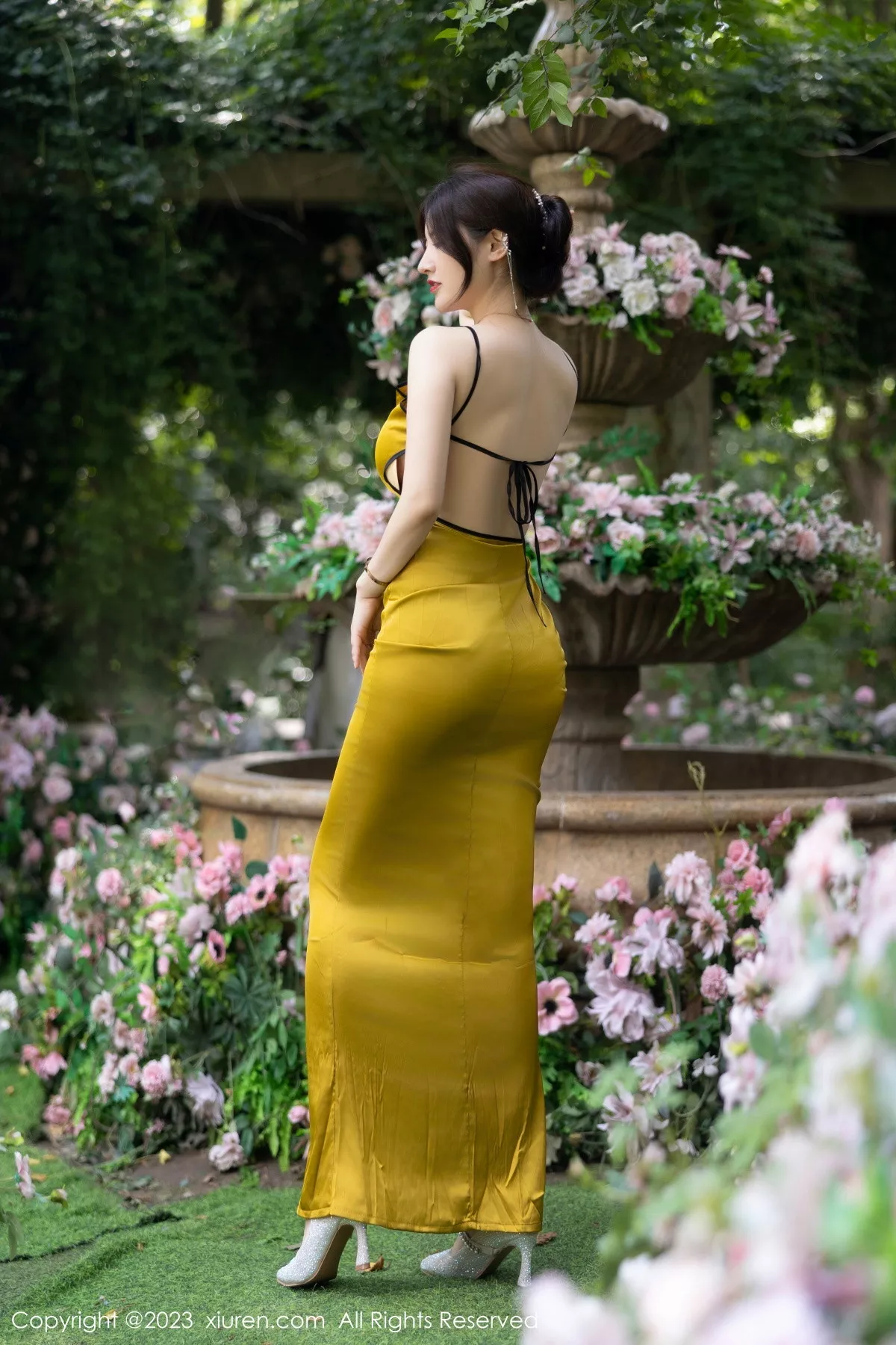 秀人集.com_[XiuRen秀人网]No.7302_模特诗诗kiki性感黄色吊带裙配原色丝袜秀惹火身材完美诱惑写真83P