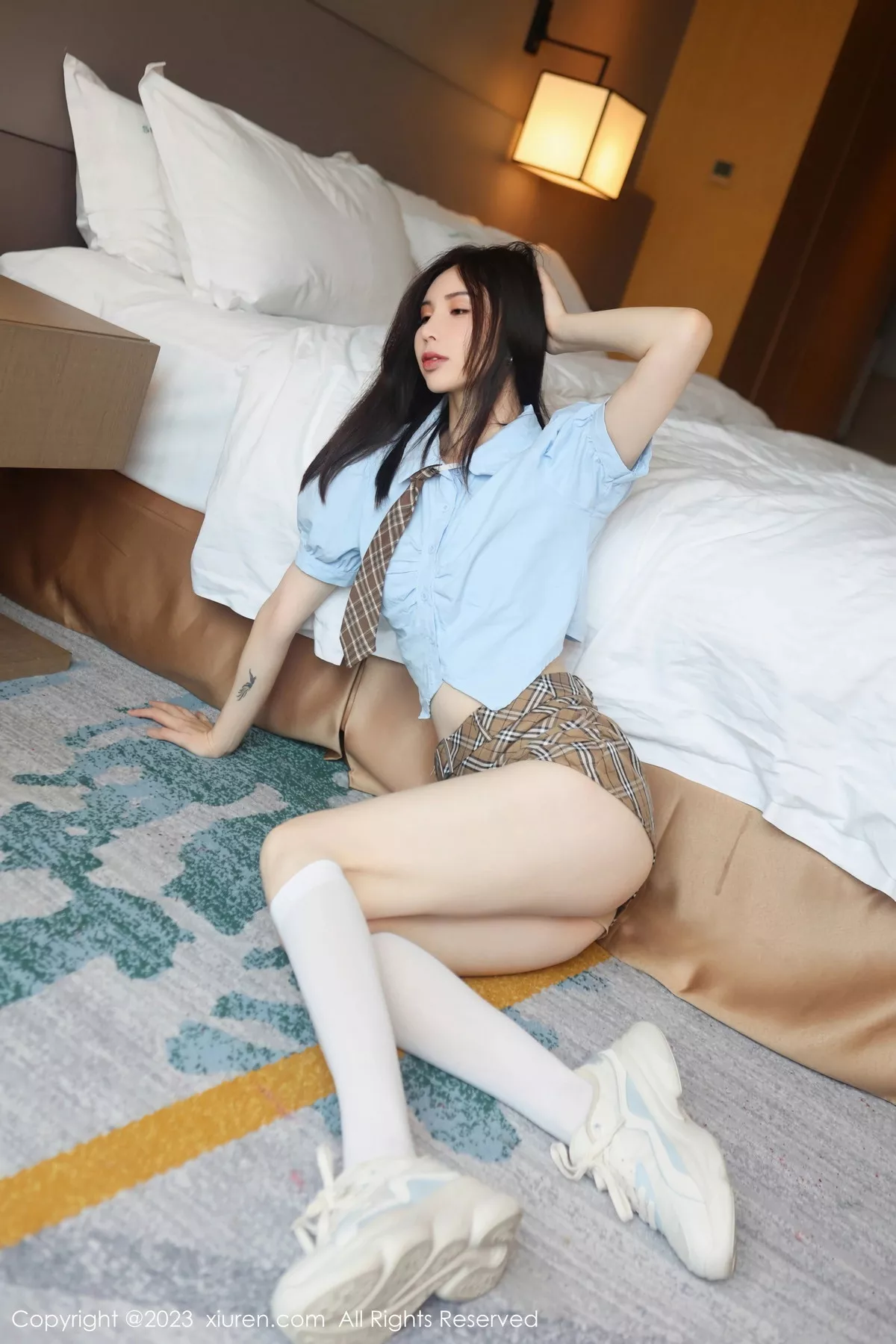 秀人集.com_[XiuRen秀人网]No.7306_模特曼柔脱淡蓝上衣露性感蓝色蕾丝内衣配白丝袜迷人诱惑写真82P