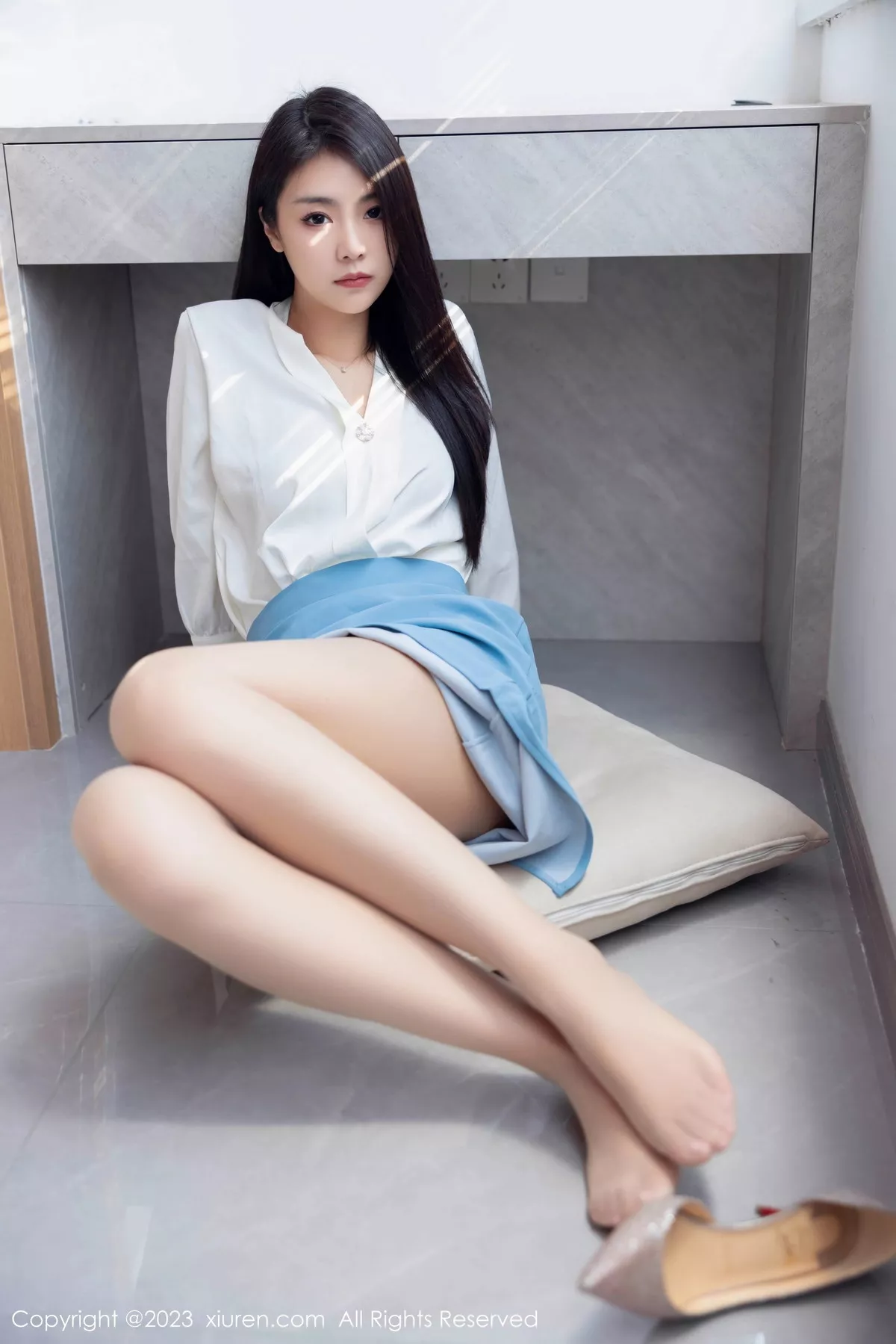 秀人集.com_[XiuRen秀人网]No.7314_模特可乐Vicky性感白色上衣配蓝色裙露原色丝袜迷人诱惑写真81P