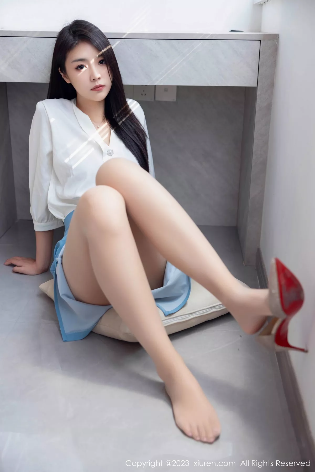 秀人集.com_[XiuRen秀人网]No.7314_模特可乐Vicky性感白色上衣配蓝色裙露原色丝袜迷人诱惑写真81P