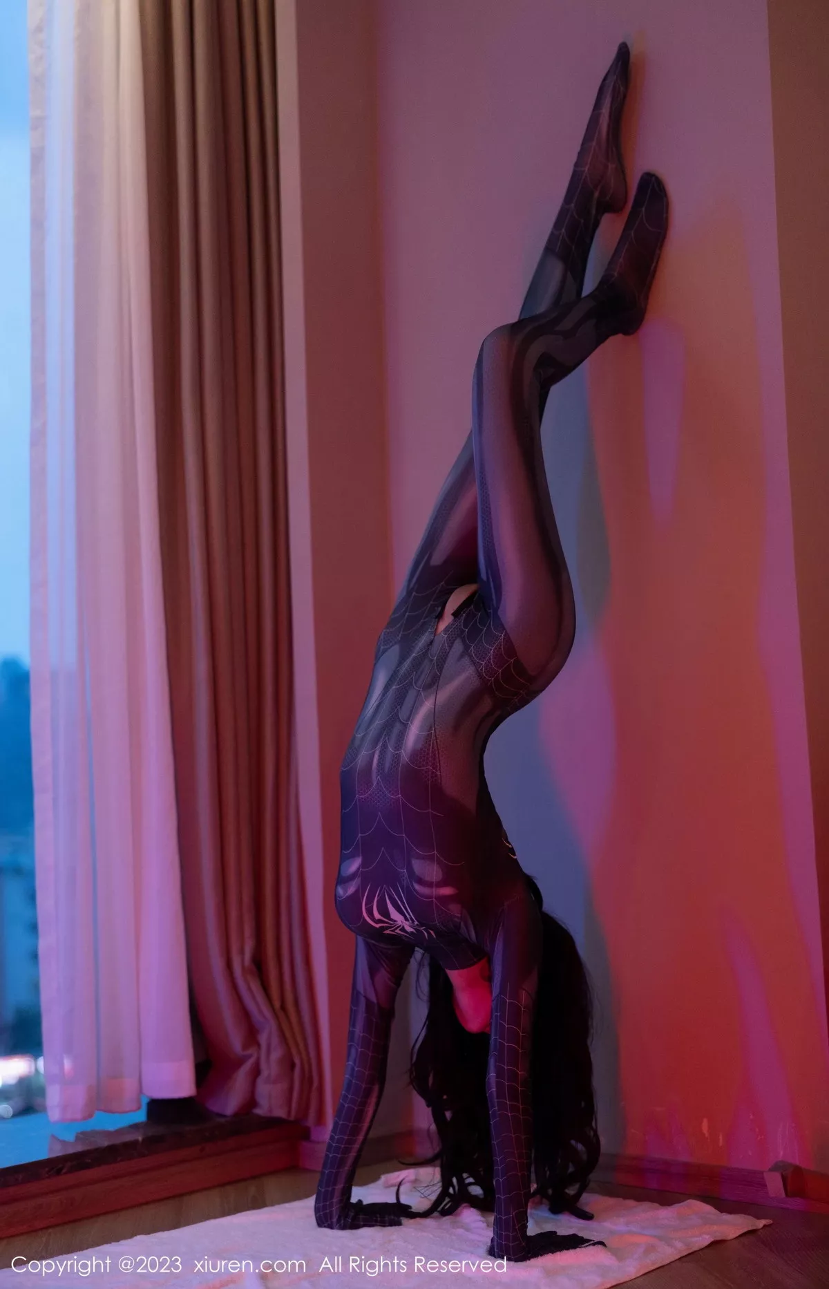 秀人集.com_[XiuRen秀人网]No.7326_模特幼幼暗色灯光下性感银灰蜘蛛侠服紧身秀完美身材诱惑写真77P