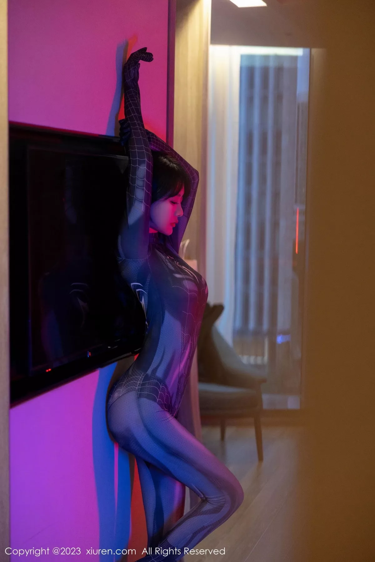 秀人集.com_[XiuRen秀人网]No.7326_模特幼幼暗色灯光下性感银灰蜘蛛侠服紧身秀完美身材诱惑写真77P