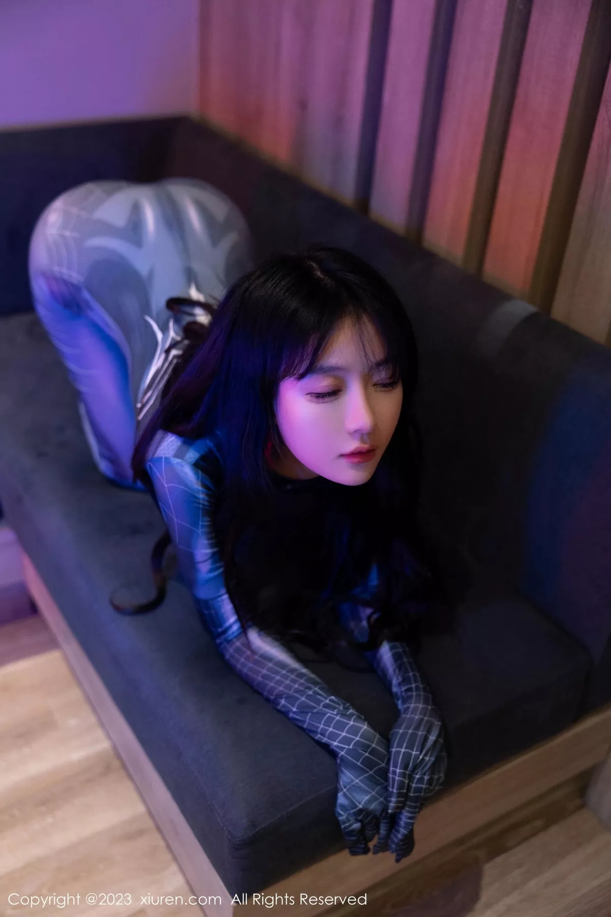 秀人集.com_[XiuRen秀人网]No.7326_模特幼幼暗色灯光下性感银灰蜘蛛侠服紧身秀完美身材诱惑写真77P