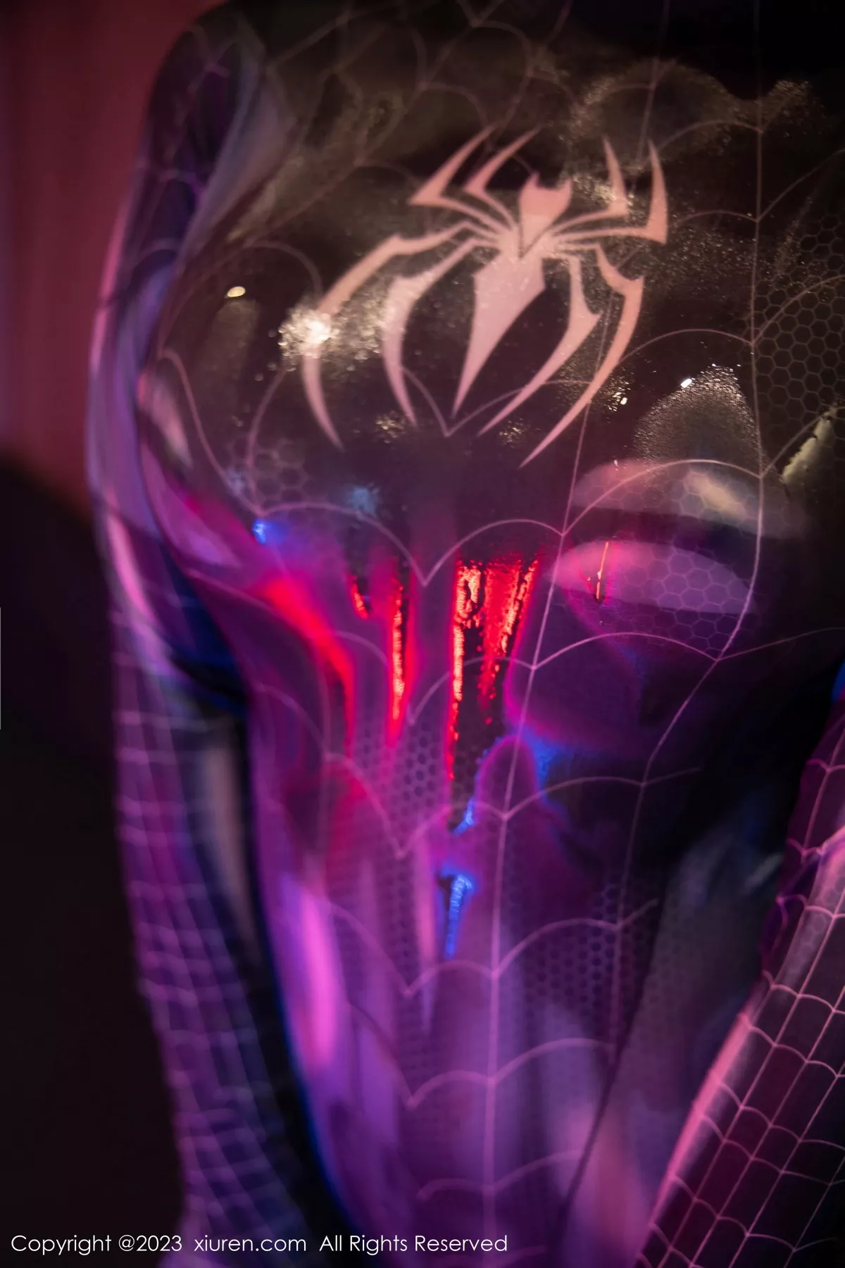 秀人集.com_[XiuRen秀人网]No.7326_模特幼幼暗色灯光下性感银灰蜘蛛侠服紧身秀完美身材诱惑写真77P