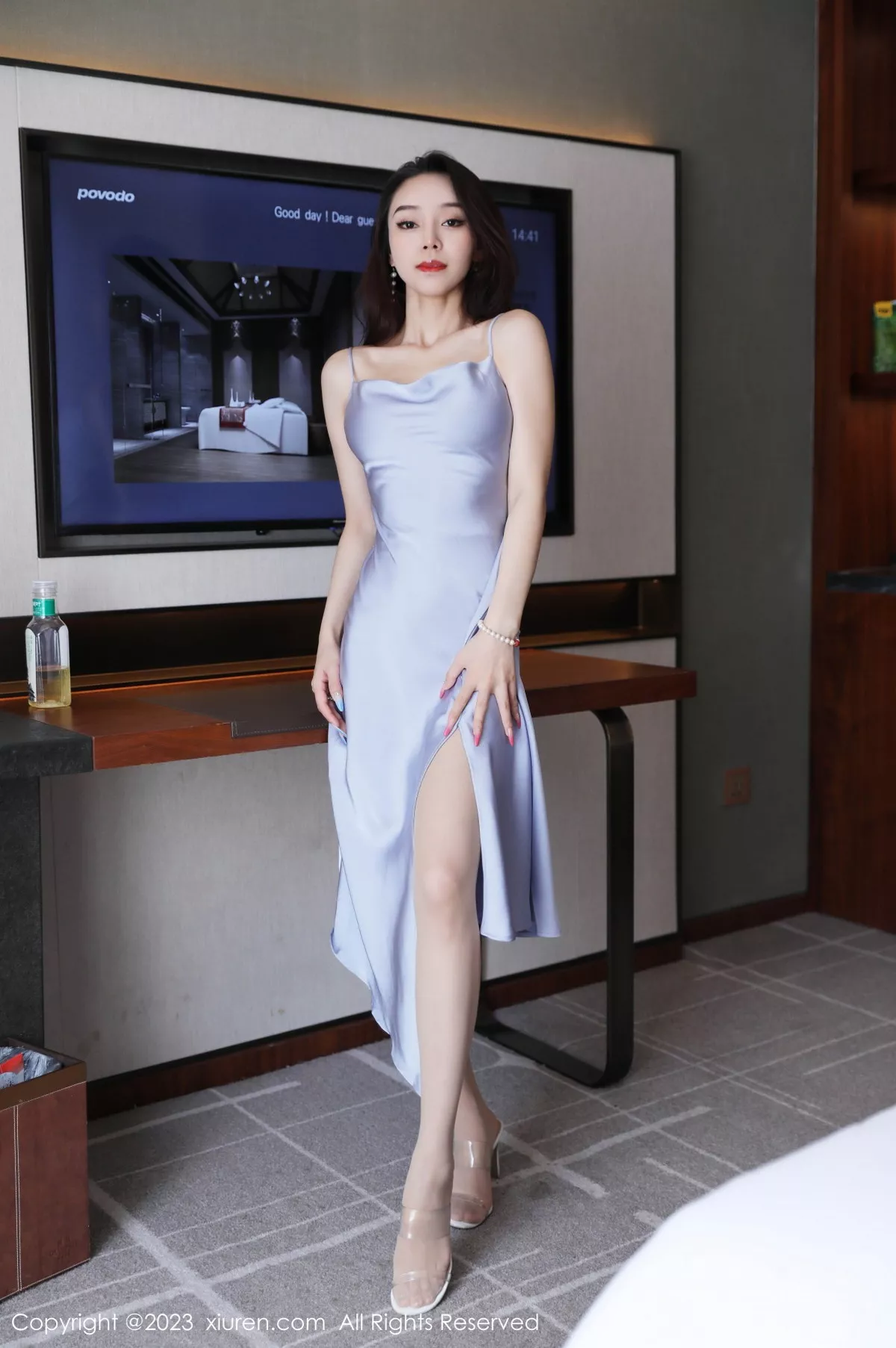 秀人集.com_[XiuRen秀人网]No.7365_模特苏曼兮性感蓝灰吊带裙配超薄无内肉丝秀惹火身材诱惑写真45P