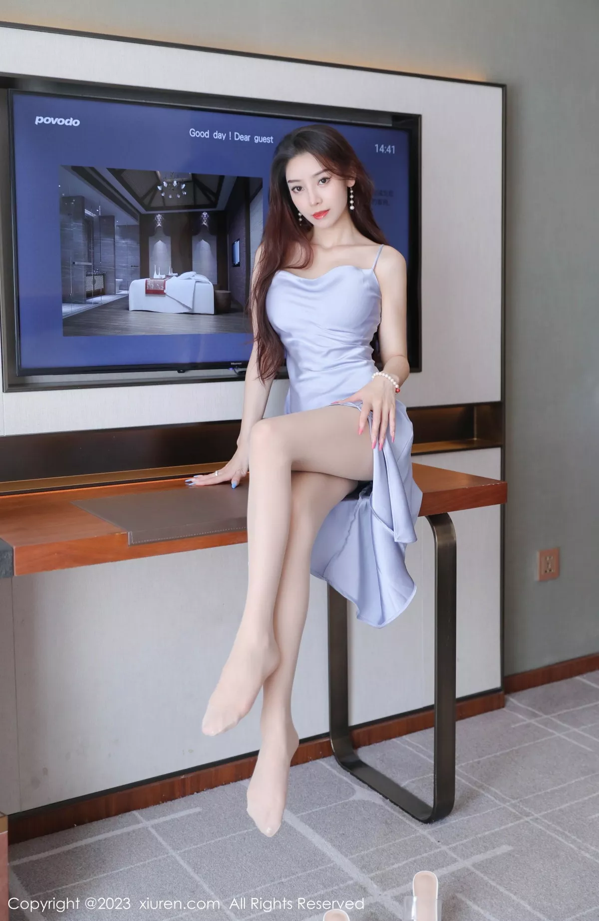 秀人集.com_[XiuRen秀人网]No.7365_模特苏曼兮性感蓝灰吊带裙配超薄无内肉丝秀惹火身材诱惑写真45P