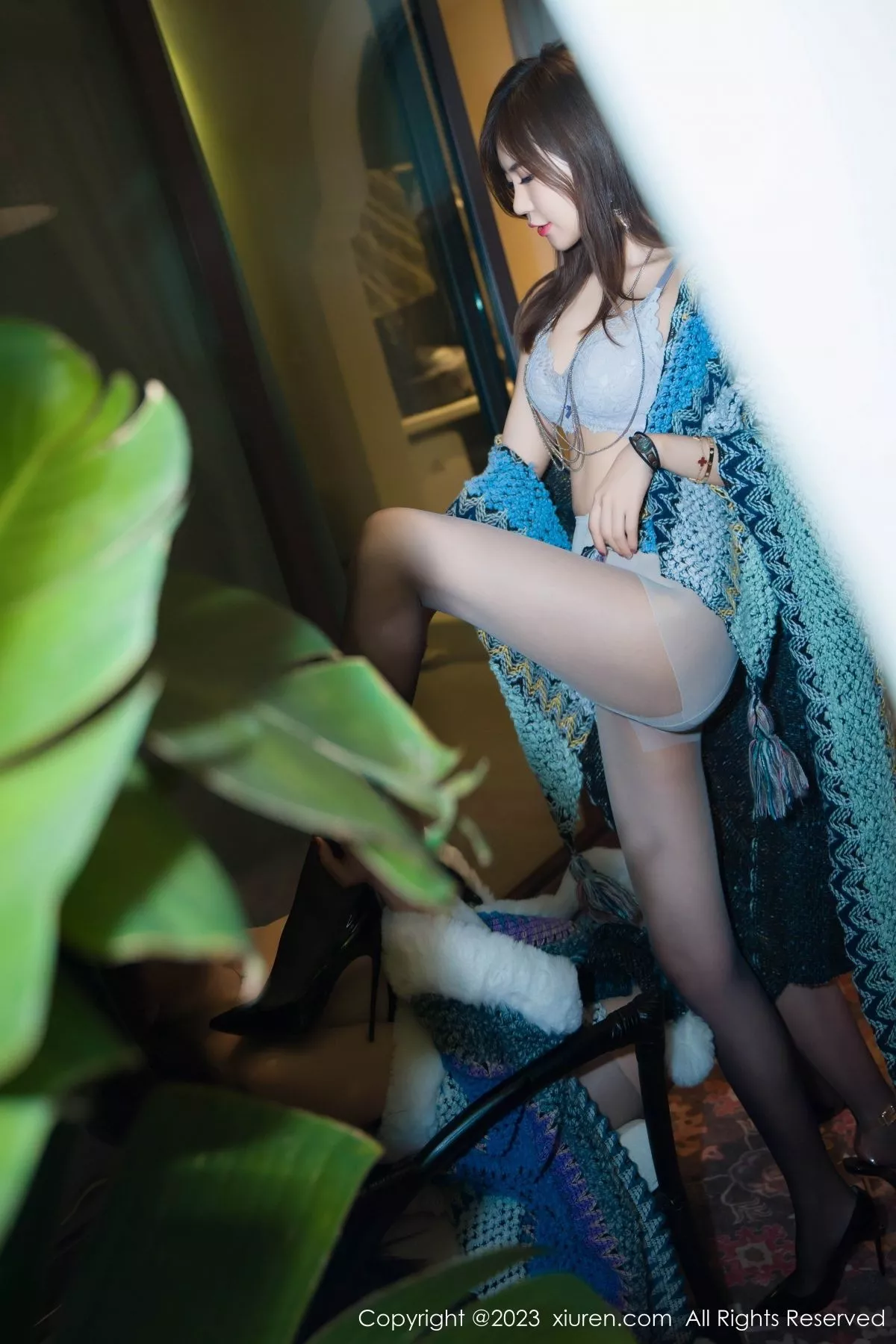 秀人集.com_[XiuRen秀人网]No.7393_女神绮里嘉＆周妍希性感姐妹花彩色披风配超薄黑丝完美诱惑写真70P