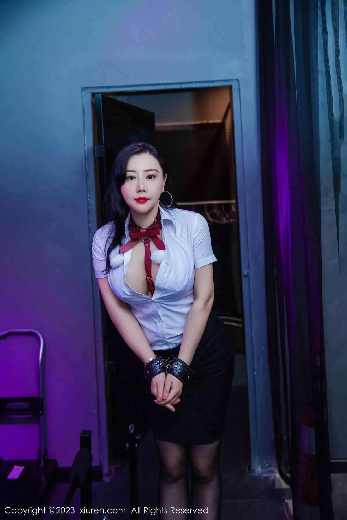 秀人集.com_[XiuRen秀人网]No.7267_模特王婉悠Queen性感白T配黑短裙露红色情趣服饰惹火诱惑写真72P