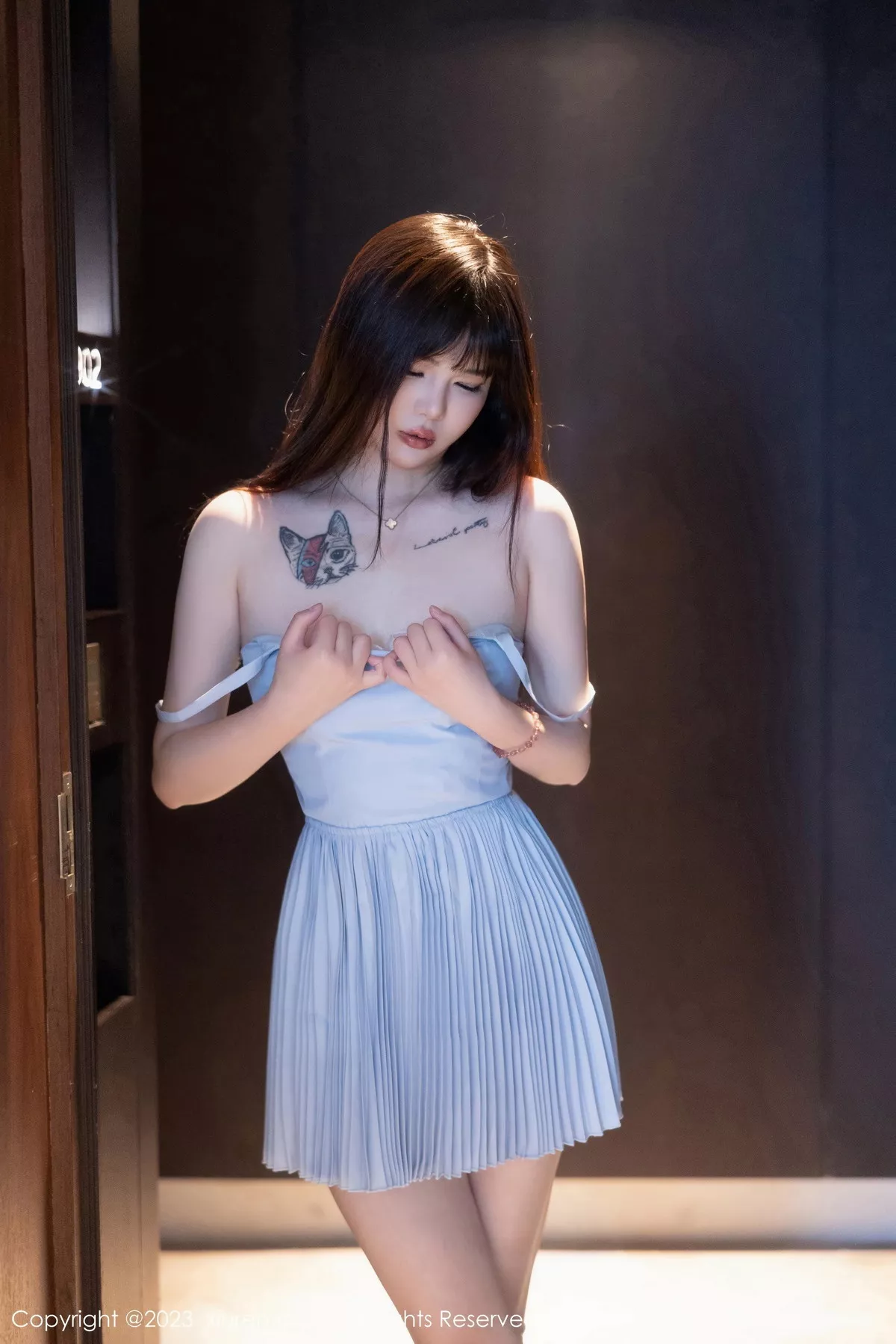 秀人集.com_[XiuRen秀人网]No.7266_模特Arude薇薇性感淡蓝色连衣短裙配白丝袜秀曼妙身姿诱惑写真69P