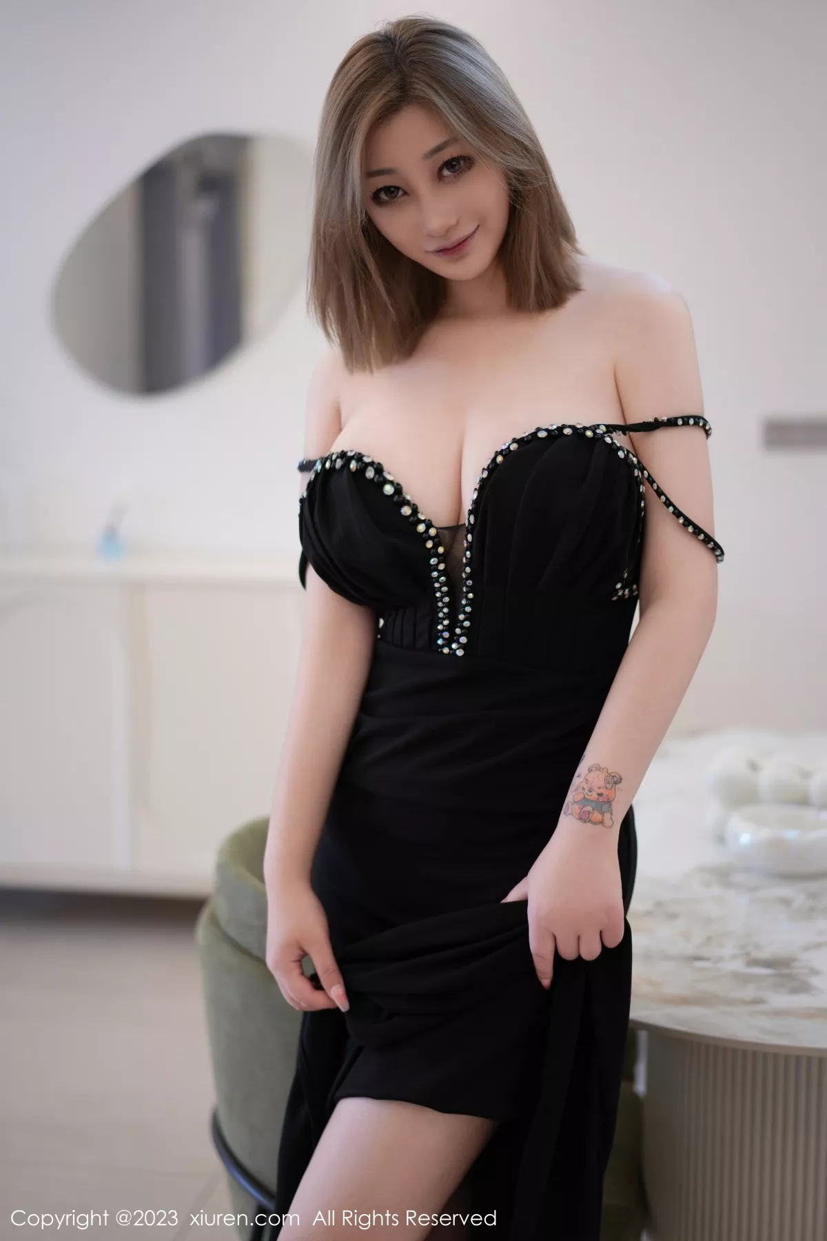 秀人集.com_[XiuRen秀人网]No.7427_女神妲己_Toxic性感黑色低胸礼裙半脱秀丰满身材撩人诱惑写真60P