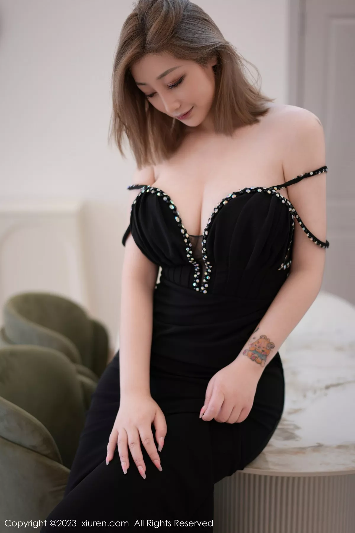 秀人集.com_[XiuRen秀人网]No.7427_女神妲己_Toxic性感黑色低胸礼裙半脱秀丰满身材撩人诱惑写真60P