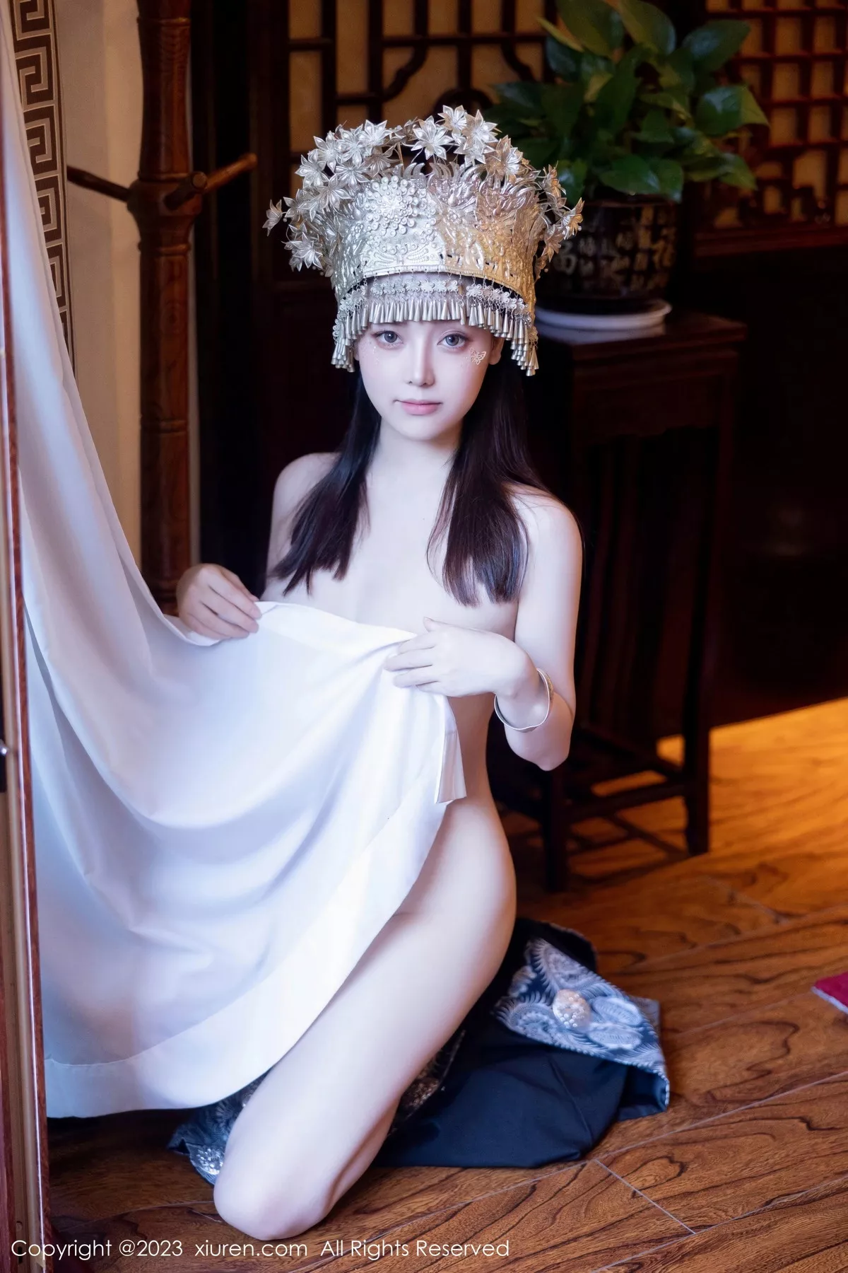 秀人集.com_[XiuRen秀人网]No.7448_模特豆瓣酱户外性感银饰苗族服饰半脱秀丰腴身材完美诱惑写真82P