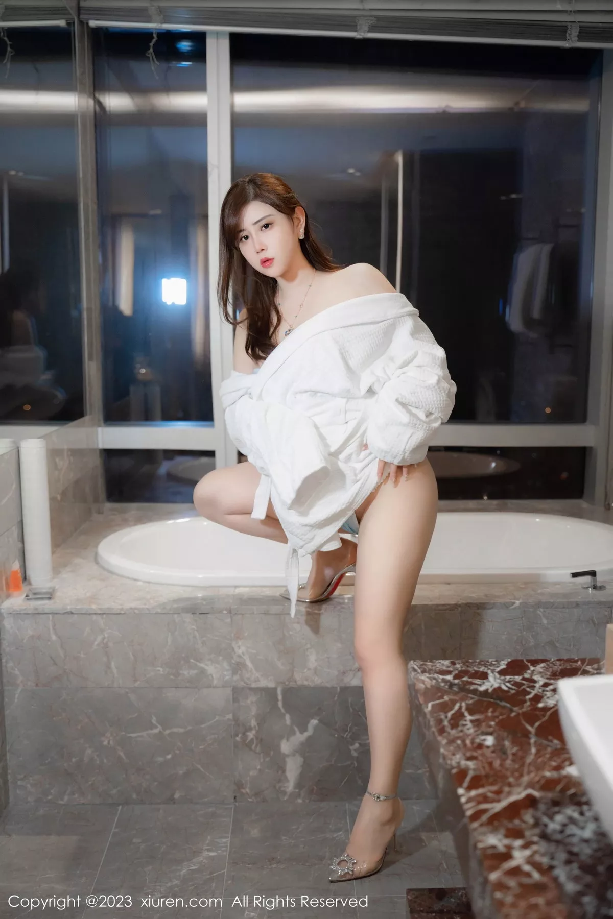 秀人集.com_[XiuRen秀人网]No.7450_模特王婉悠Queen性感白色浴袍露蓝色内衣秀丰腴身姿诱惑写真45P