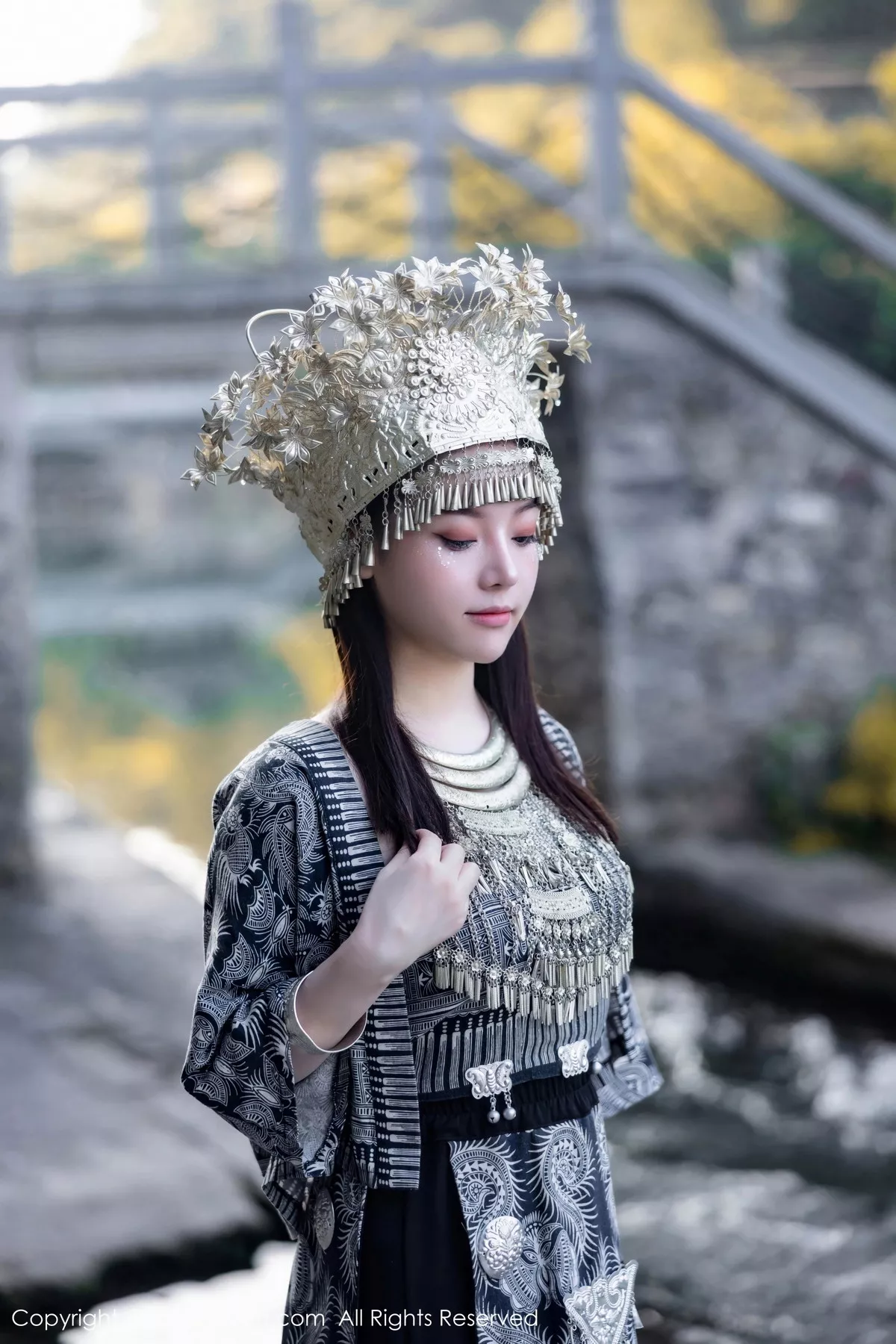 秀人集.com_[XiuRen秀人网]No.7448_模特豆瓣酱户外性感银饰苗族服饰半脱秀丰腴身材完美诱惑写真82P